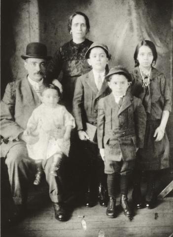 Tenement Museum: Working with Primary Sources, Middle School